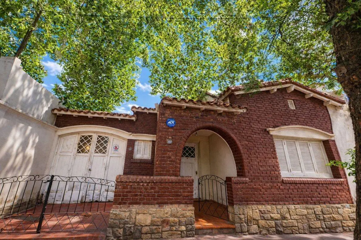 VENTA CASA A RECICLAR EN CIUDAD – ÁREA FUNDACIONAL 5