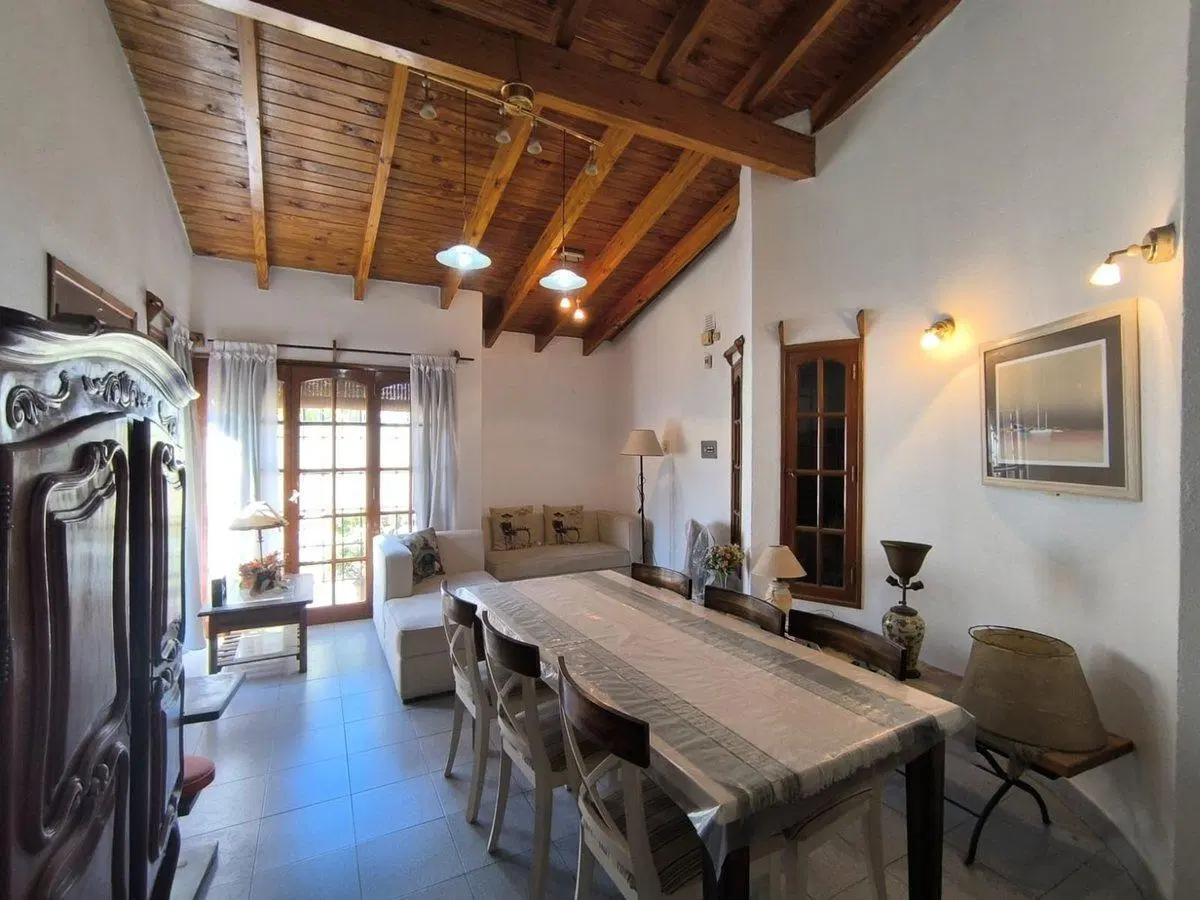 VENTA CASA ESQUINA, 2 DORMITORIOS, PATIO. GLLEN 2