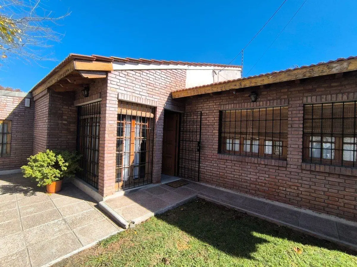 VENTA CASA ESQUINA, 2 DORMITORIOS, PATIO. GLLEN 3
