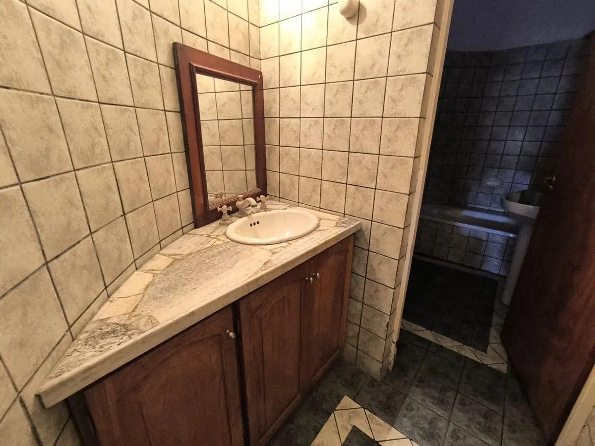 VENTA CASA ESQUINA, 2 DORMITORIOS, PATIO. GLLEN 5