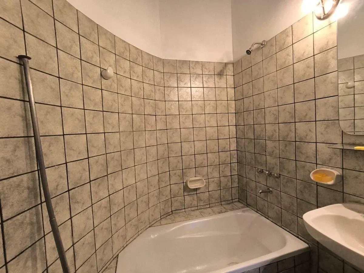 VENTA CASA ESQUINA, 2 DORMITORIOS, PATIO. GLLEN 4