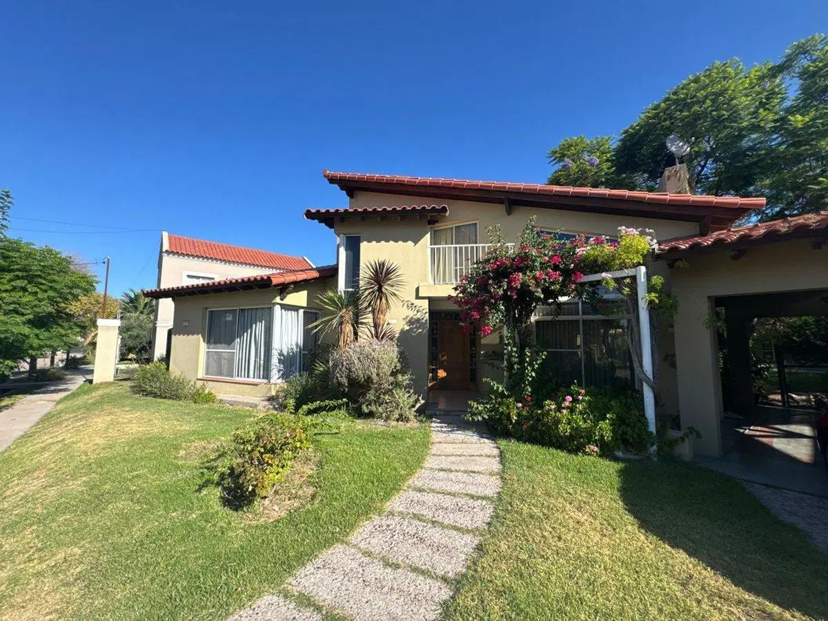 CASA 4 DORMI. VENTA B PRIVADO GUAYMALLEN PILETA 5