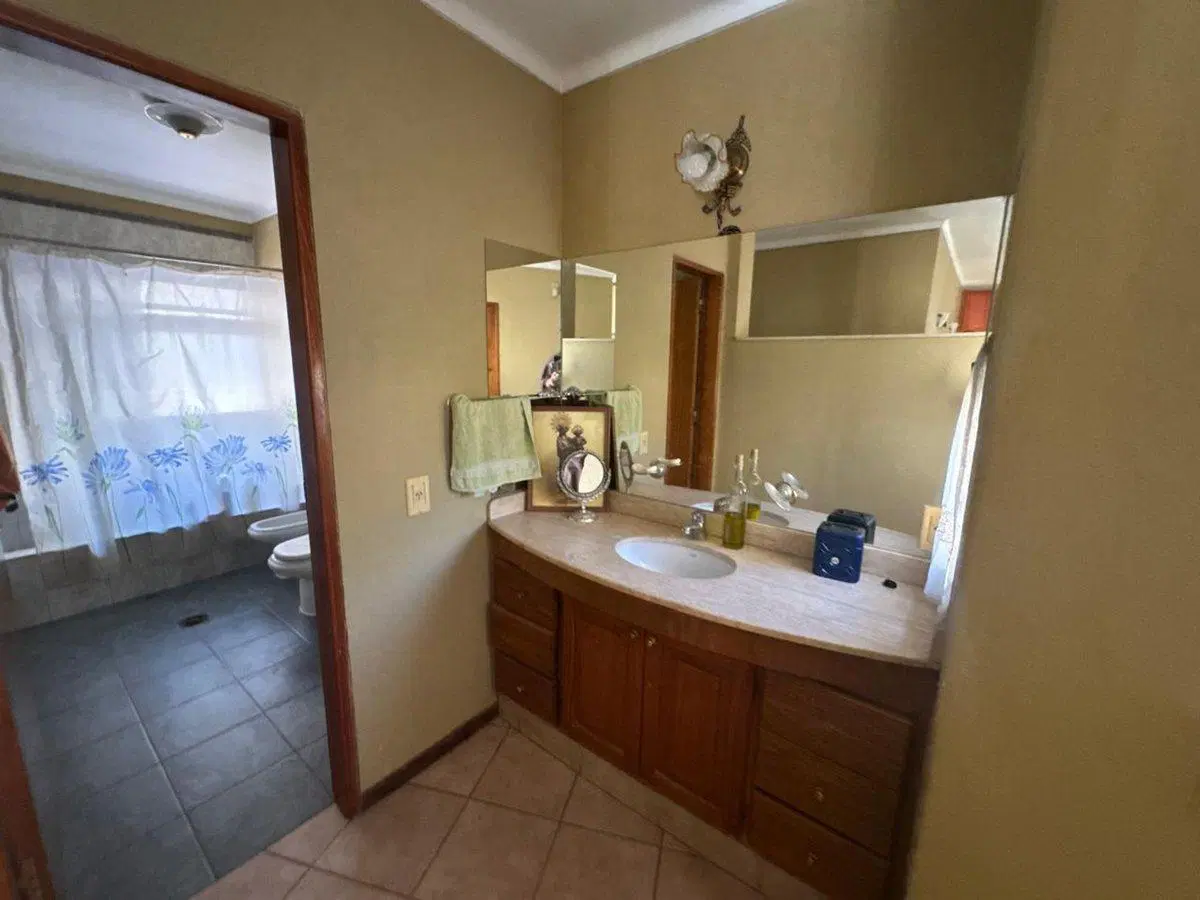 CASA 4 DORMI. VENTA B PRIVADO GUAYMALLEN PILETA 2