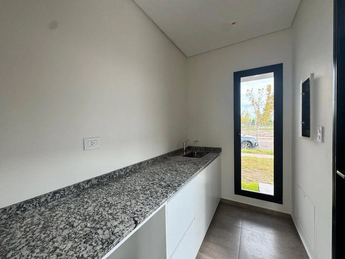 CASA EN VENTA BARRIO MILCAYAC I LUJAN DE CUYO 4