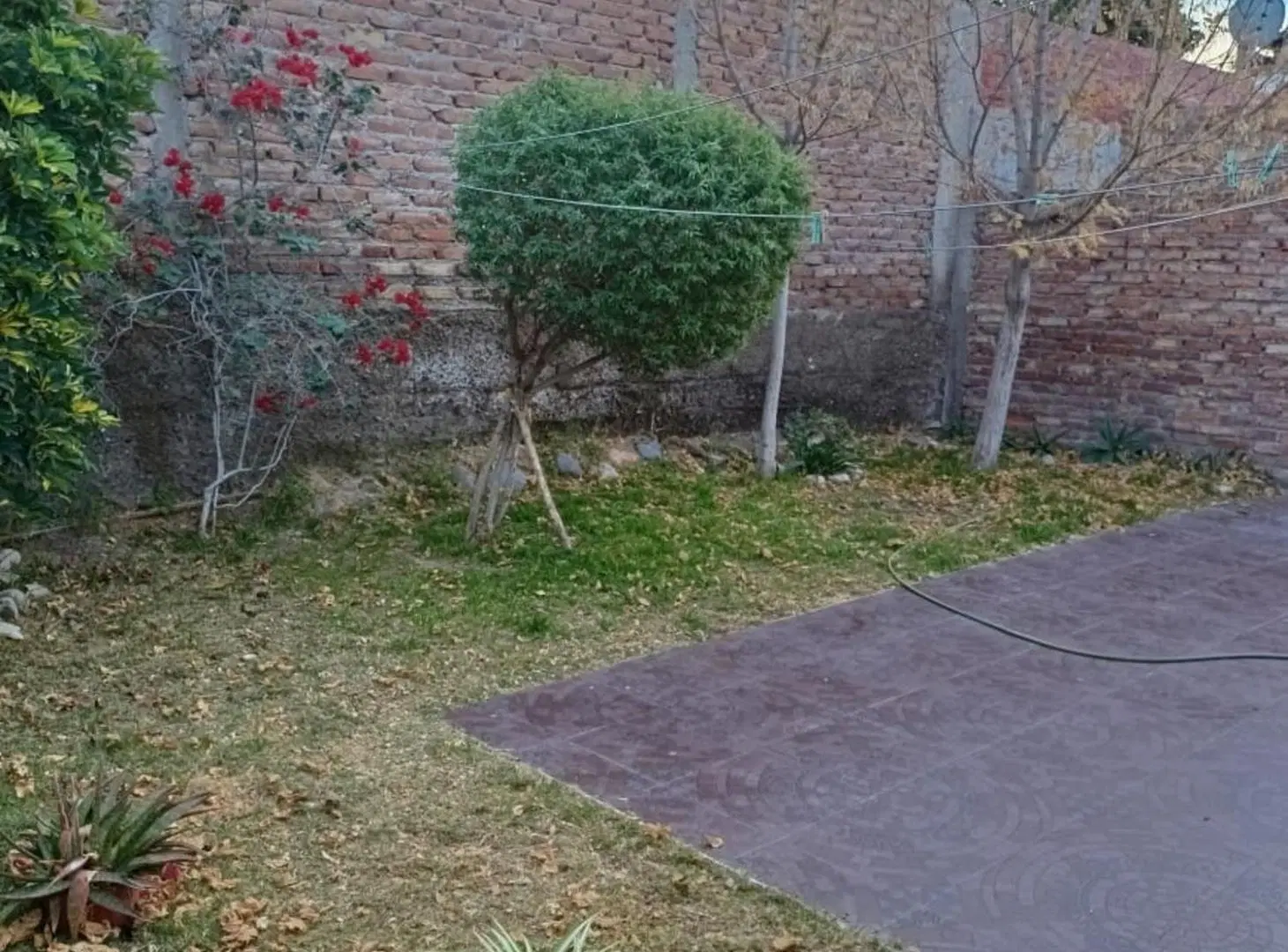 CASA EN VENTA EL CHALLAO  2 DORM, PATIO Y COCHERA 5