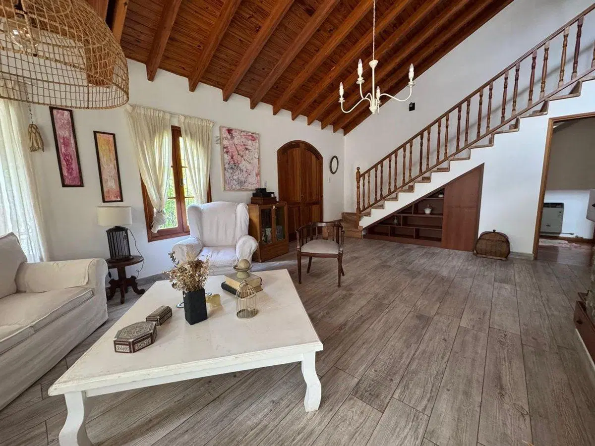 Venta casa B° Los Castaños Chacras de Coria 5