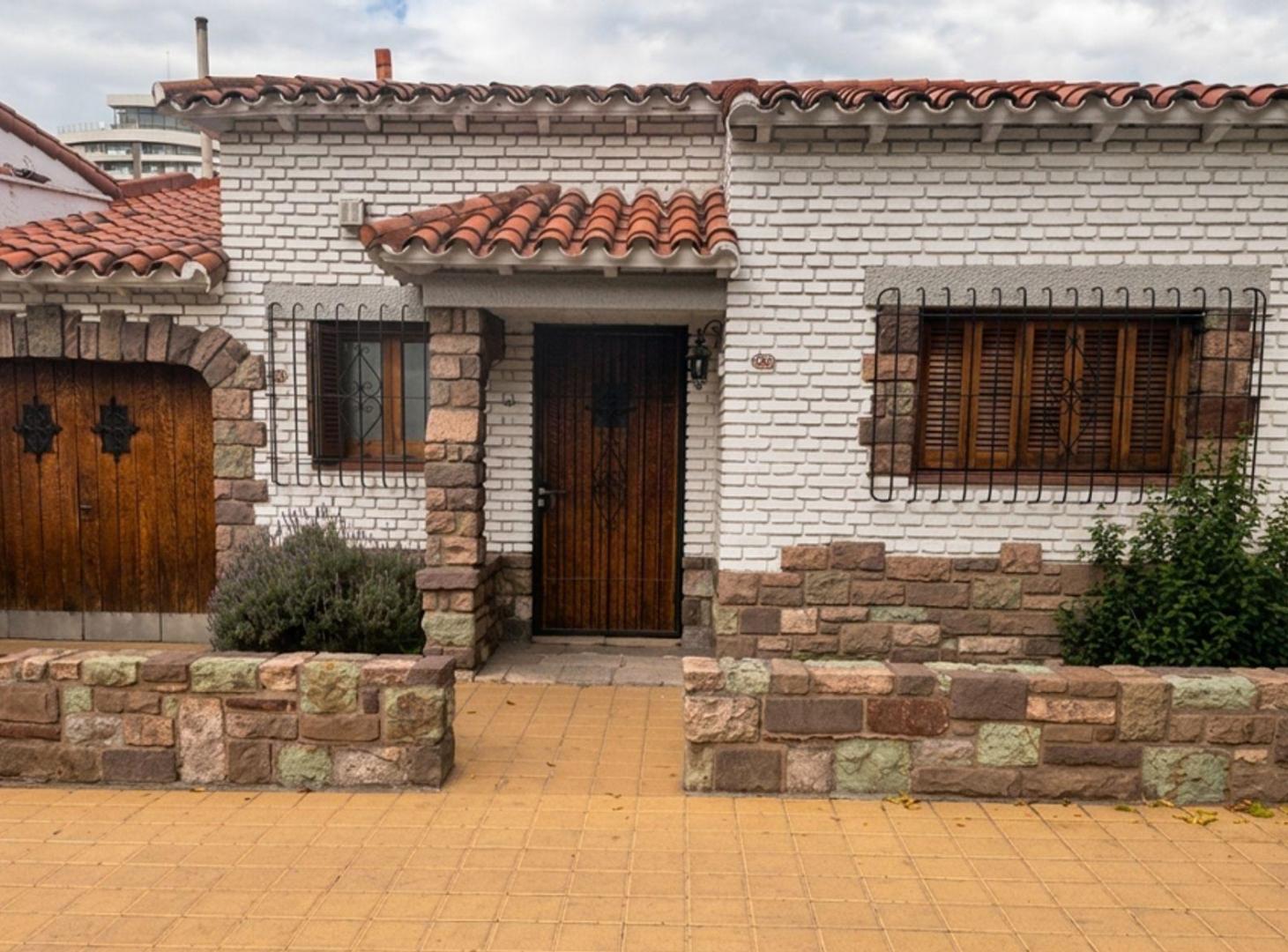 VENTA CASA BARRIO BOMBAL, GODOY CRUZ
