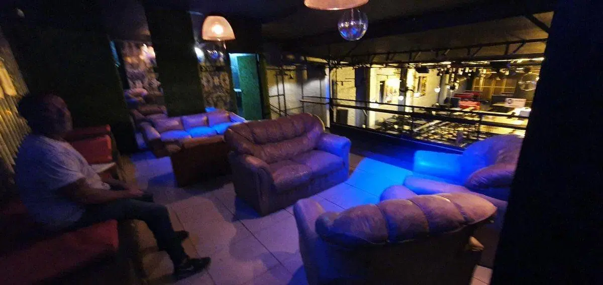 VENTA LOCAL CON ESTACIONAMIENTO CENTRO MENDOZA 4