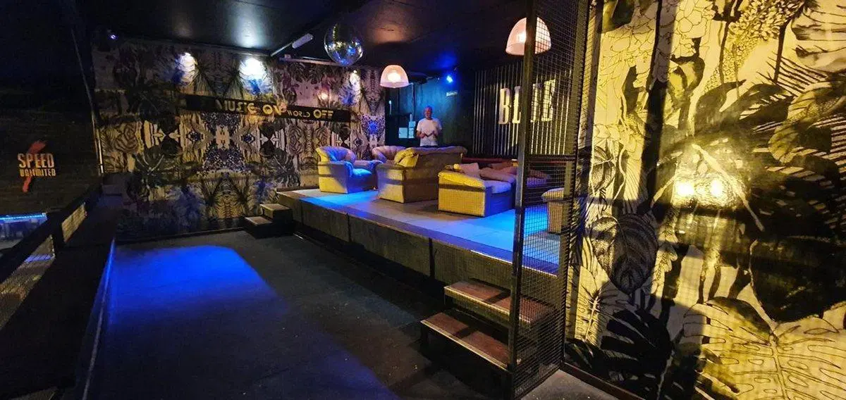 VENTA LOCAL CON ESTACIONAMIENTO CENTRO MENDOZA 5
