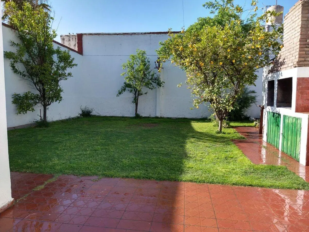 VENTA CASA 4 DORMITORIOS Y COCHERA EN GODOY CRUZ 8