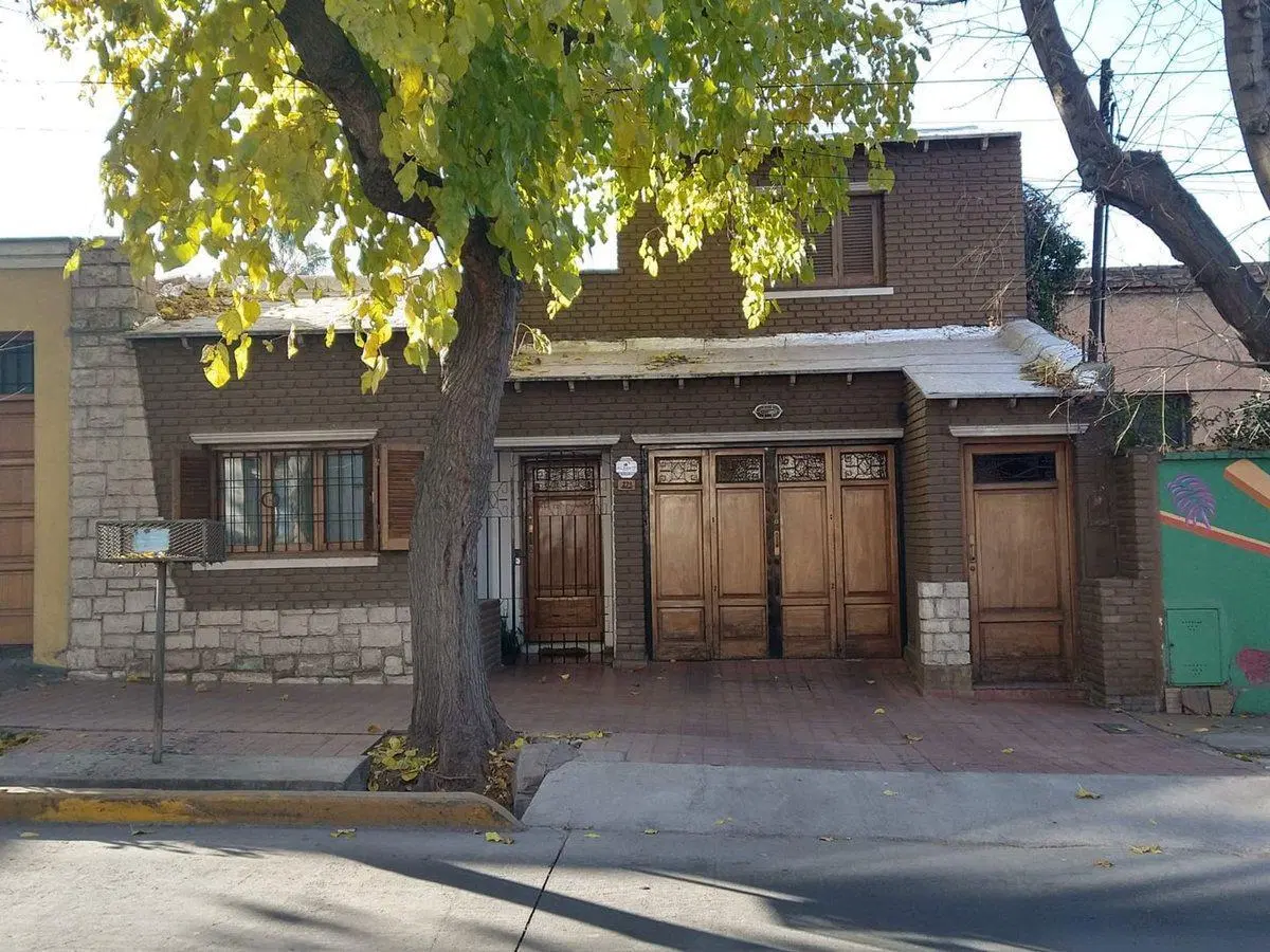 VENTA CASA 4 DORMITORIOS Y COCHERA EN GODOY CRUZ 2