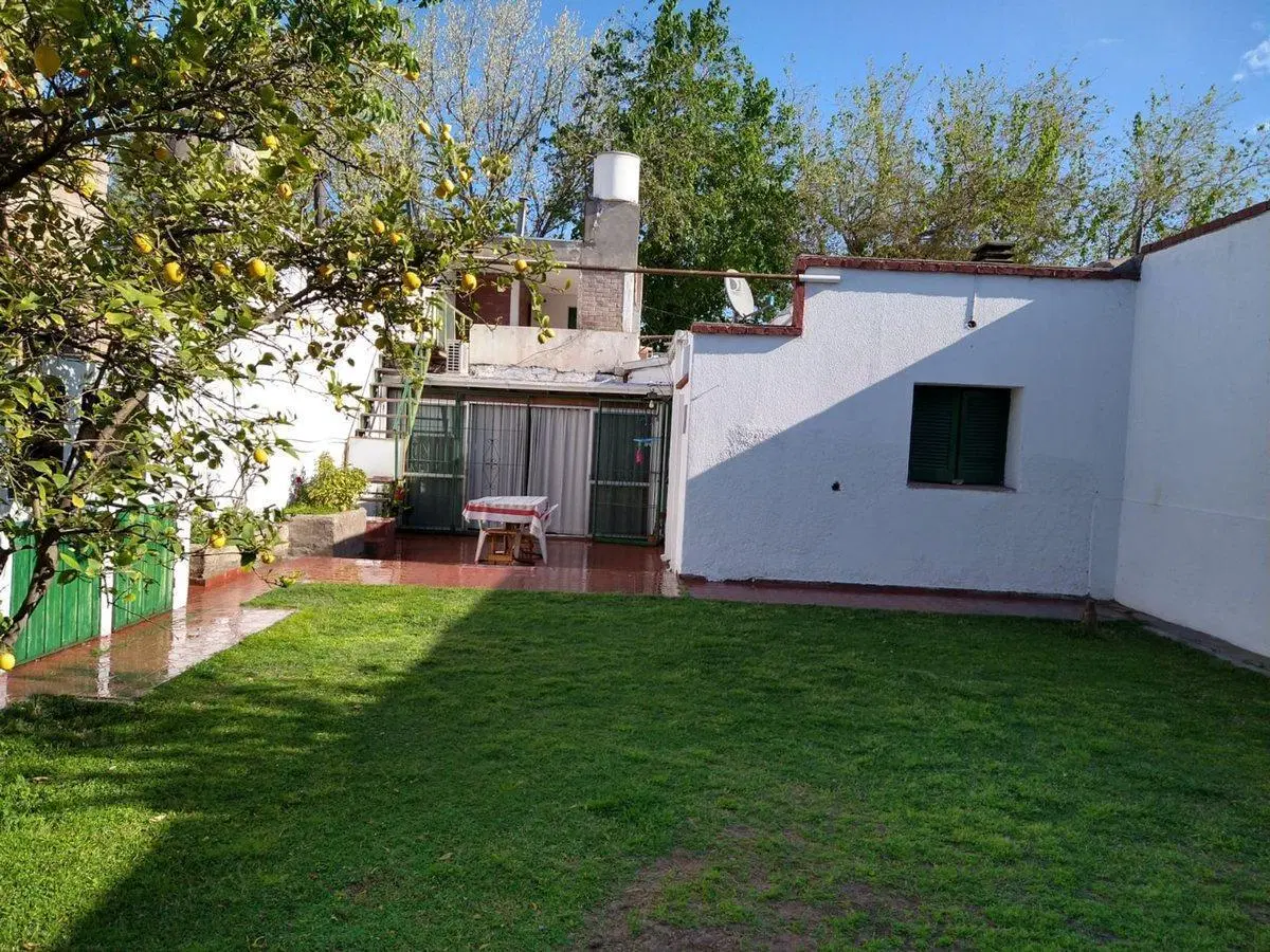 VENTA CASA 4 DORMITORIOS Y COCHERA EN GODOY CRUZ 3