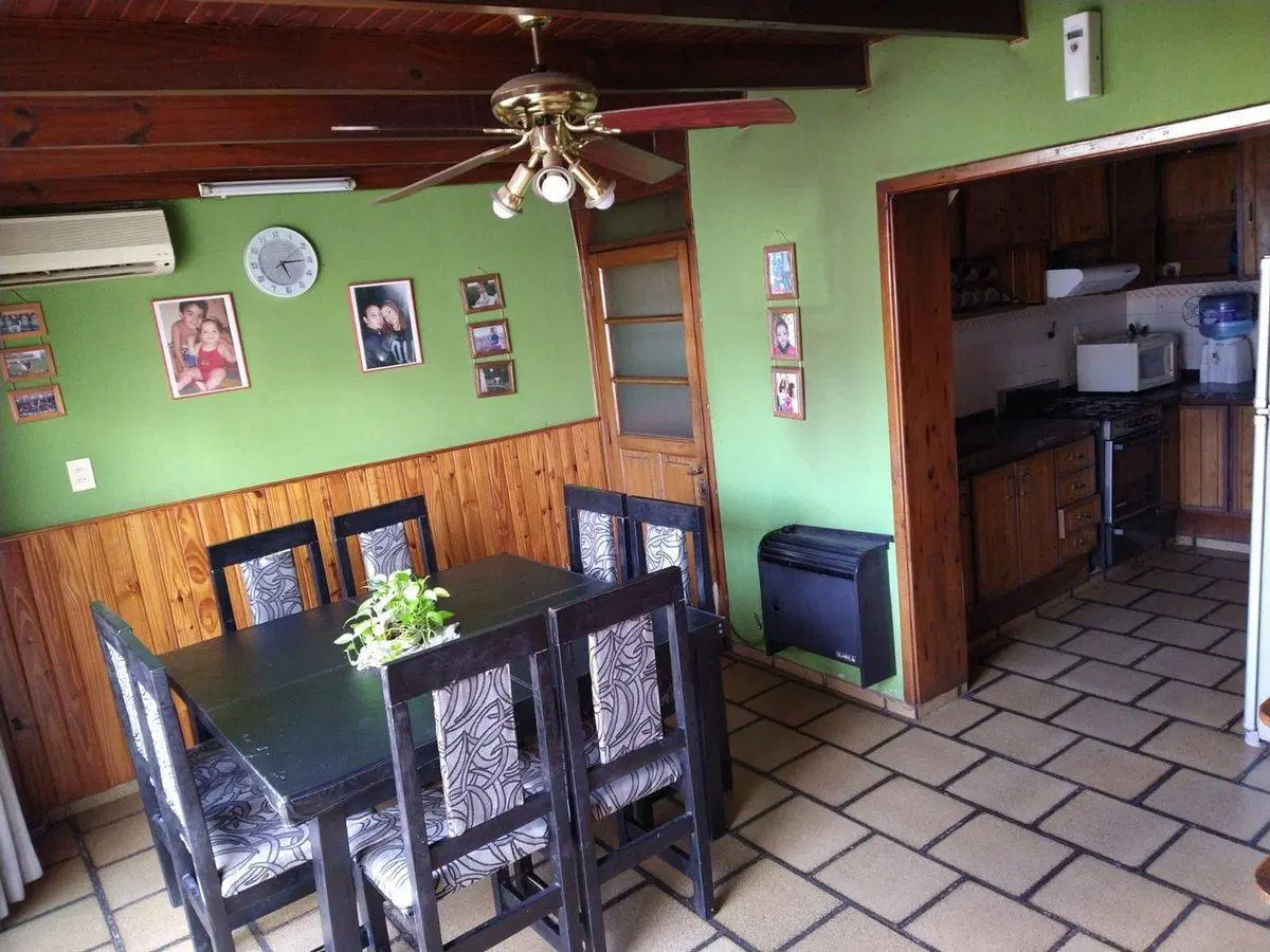 VENTA CASA 4 DORMITORIOS Y COCHERA EN GODOY CRUZ 5