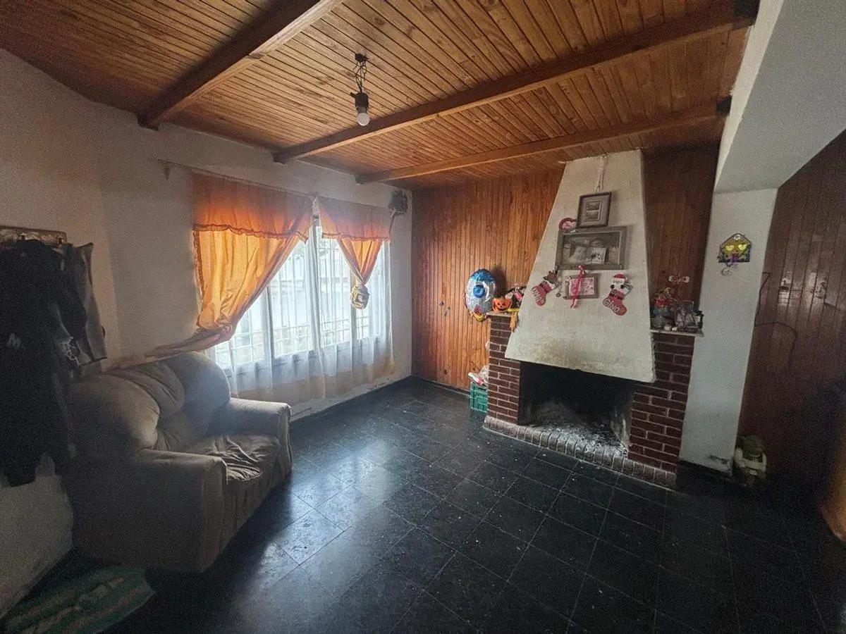 Venta casa esquina 2 plantas a reciclar Las Heras. 3