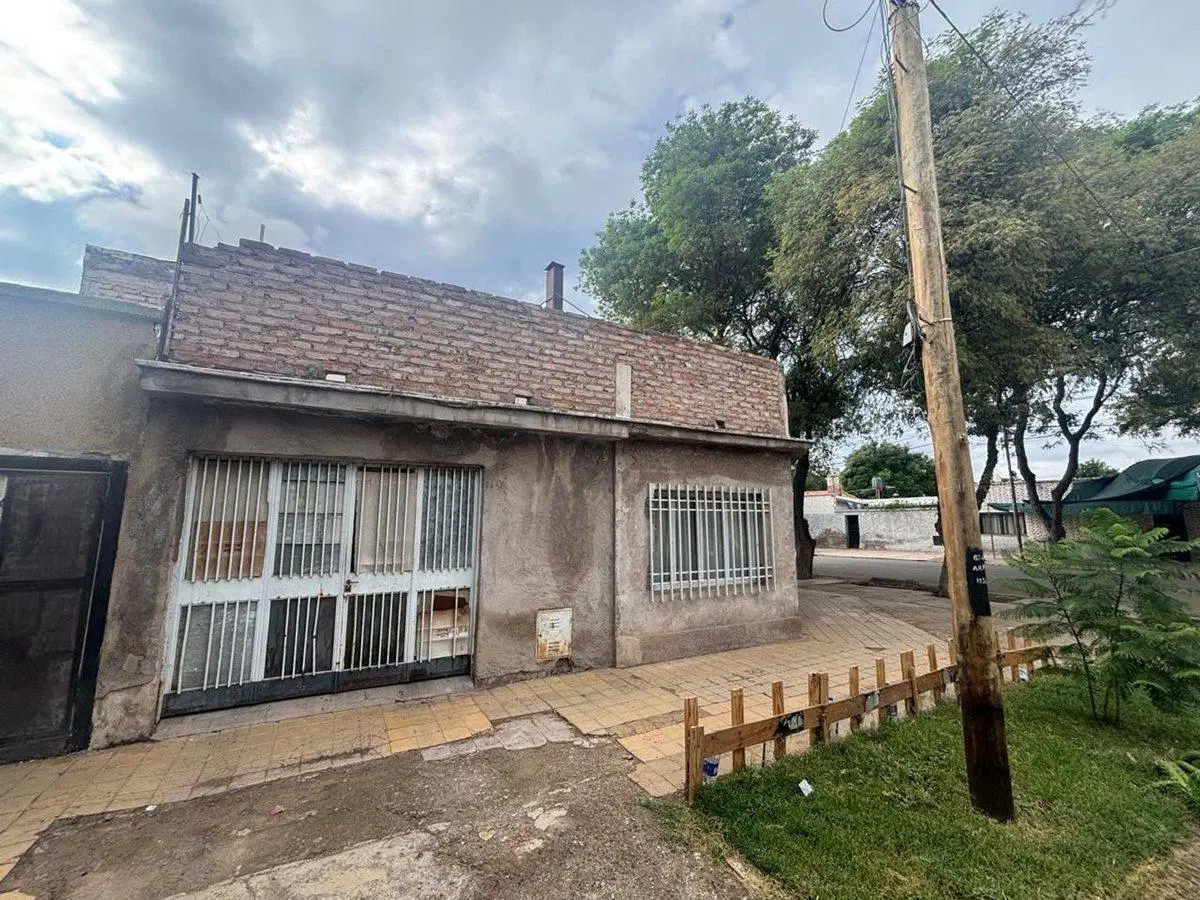 Venta casa esquina 2 plantas a reciclar Las Heras. 2