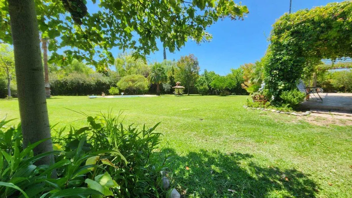 Venta Bella Casa con Gran Parque en Lunlunta Maipú 3