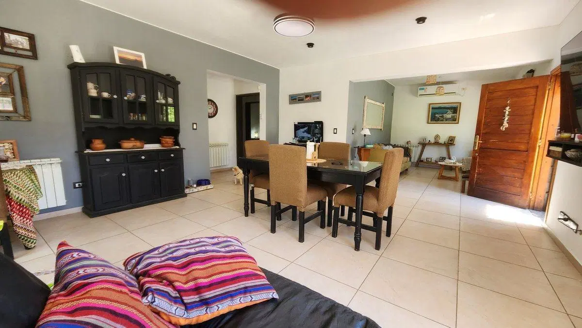 Venta Bella Casa con Gran Parque en Lunlunta Maipú 2