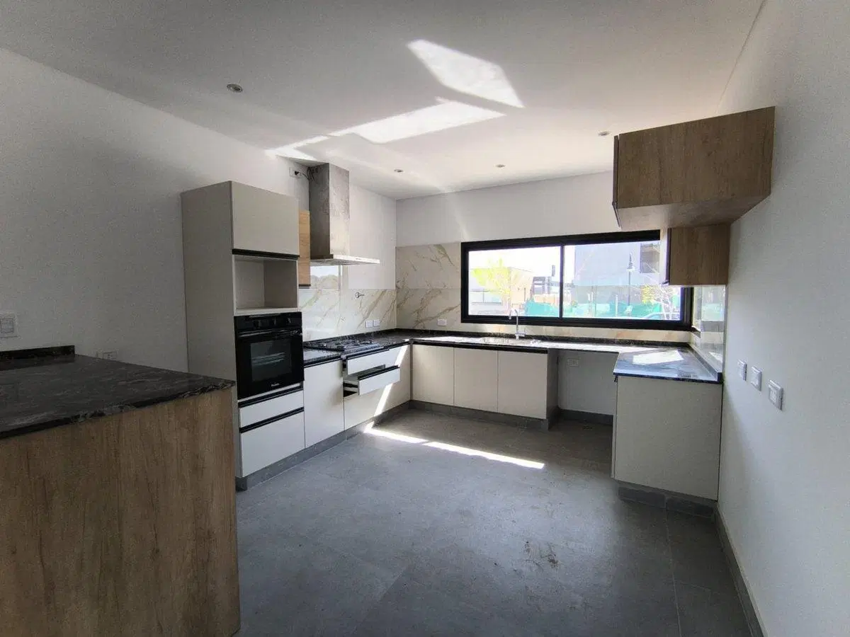 CASA 4 DORMITORIOS 3 BAÑOS B° Estancia Bulnes 3