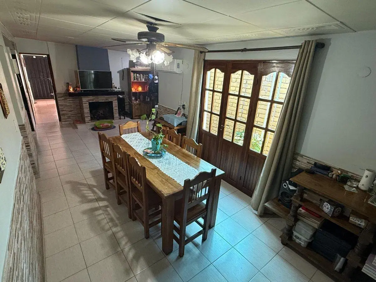 Casa en venta con departamento en Villa Nueva 3