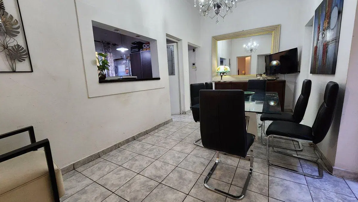 Venta Depto PB Céntrico 2 Dorm. Cocheras y Patio 3