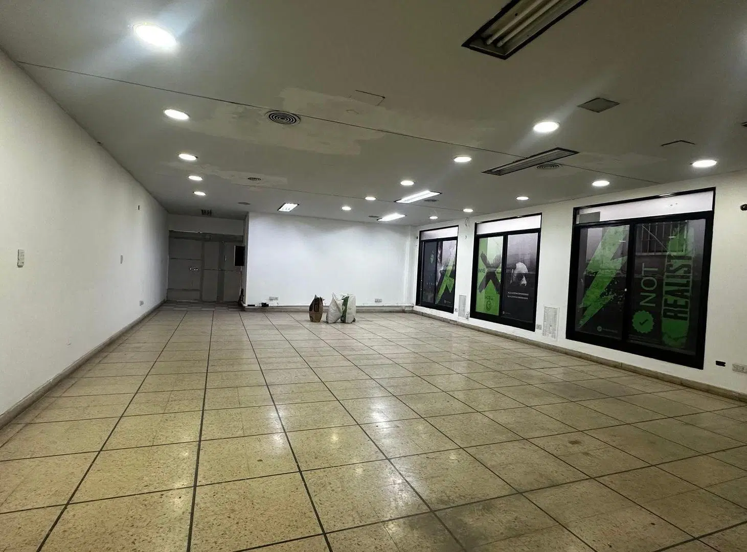 Alquiler Amplia Oficina Galeria Mendoza Ciudad 3