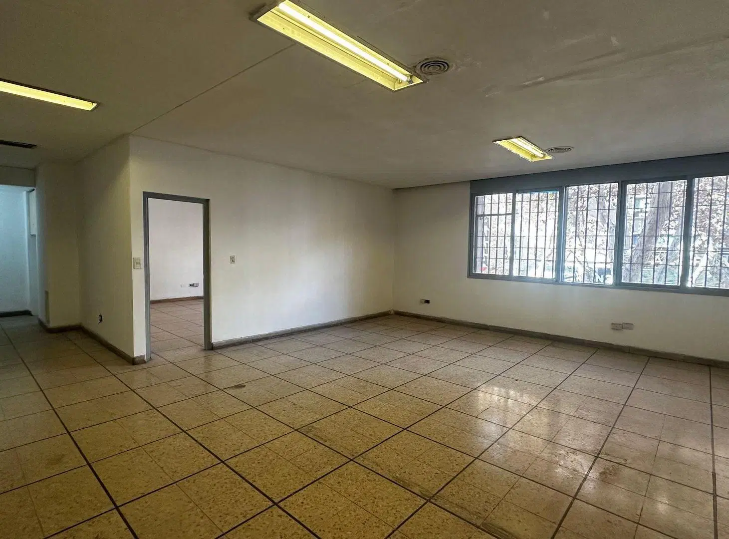 Alquiler Amplia Oficina Galeria Mendoza Ciudad 4