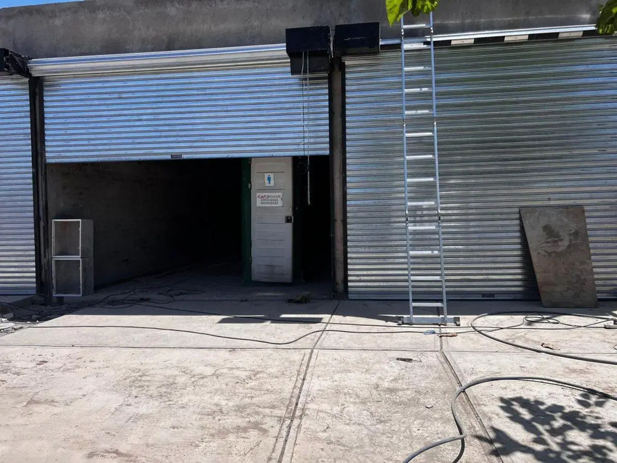 LOCALES COMERCIALES  EN VENTA CALLE URQUIZA MAIPU 4