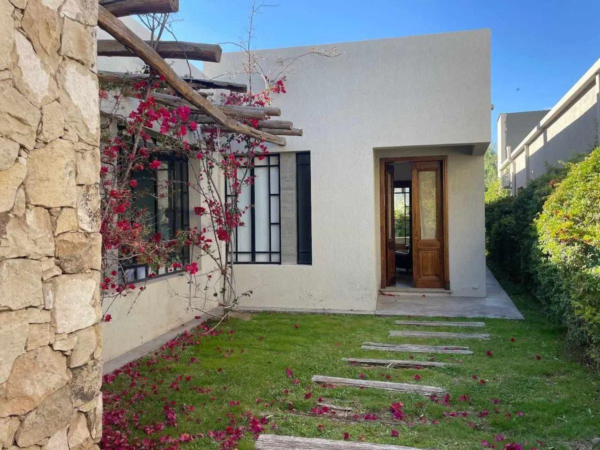 CASA EN VENTA BARRIO PINARES DE FURLOTTI MAIPU 5