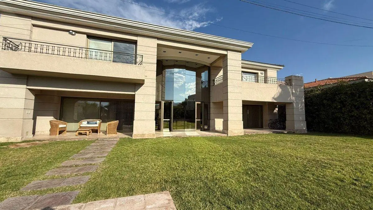 Casa en venta Barrio Dalvian 5 habitaciones 1200m2 2