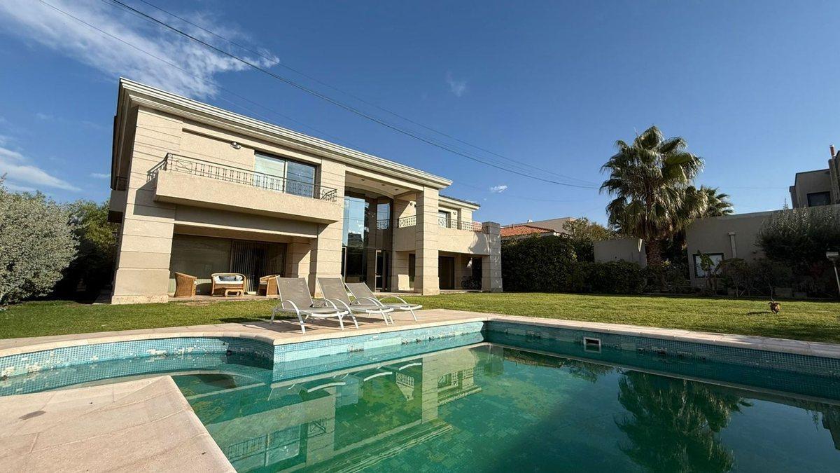Casa en venta Barrio Dalvian 5 habitaciones 1200m2