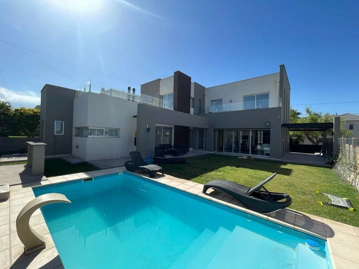 CASA 4 DORMITORIOS AMPLIO JARDÍN CON PISCINA 8