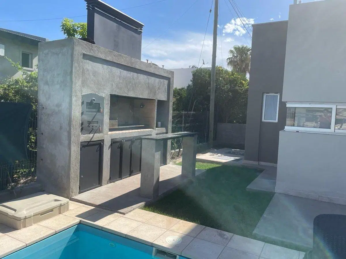 CASA 4 DORMITORIOS AMPLIO JARDÍN CON PISCINA 5