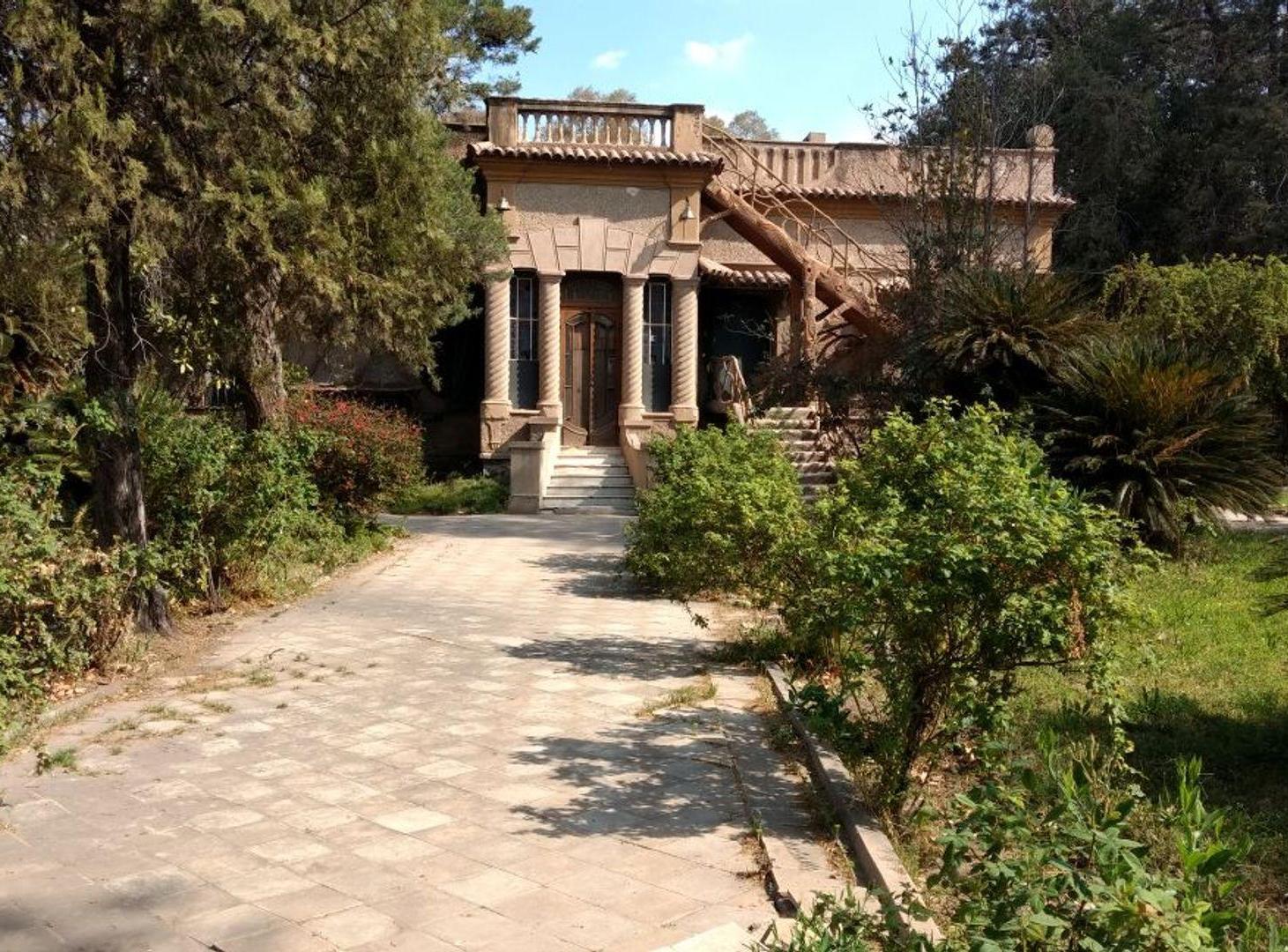 Histórica casa a reciclar en gran terreno. Mendoza