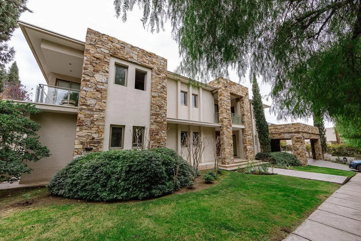 VENTA IMPONENTE CASA DE LUJO EN BARRIO DALVIAN MDZ 4