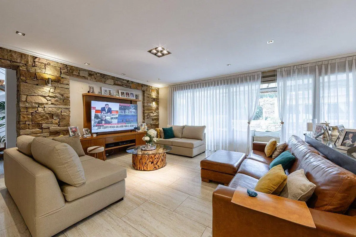 VENTA IMPONENTE CASA DE LUJO EN BARRIO DALVIAN MDZ 2