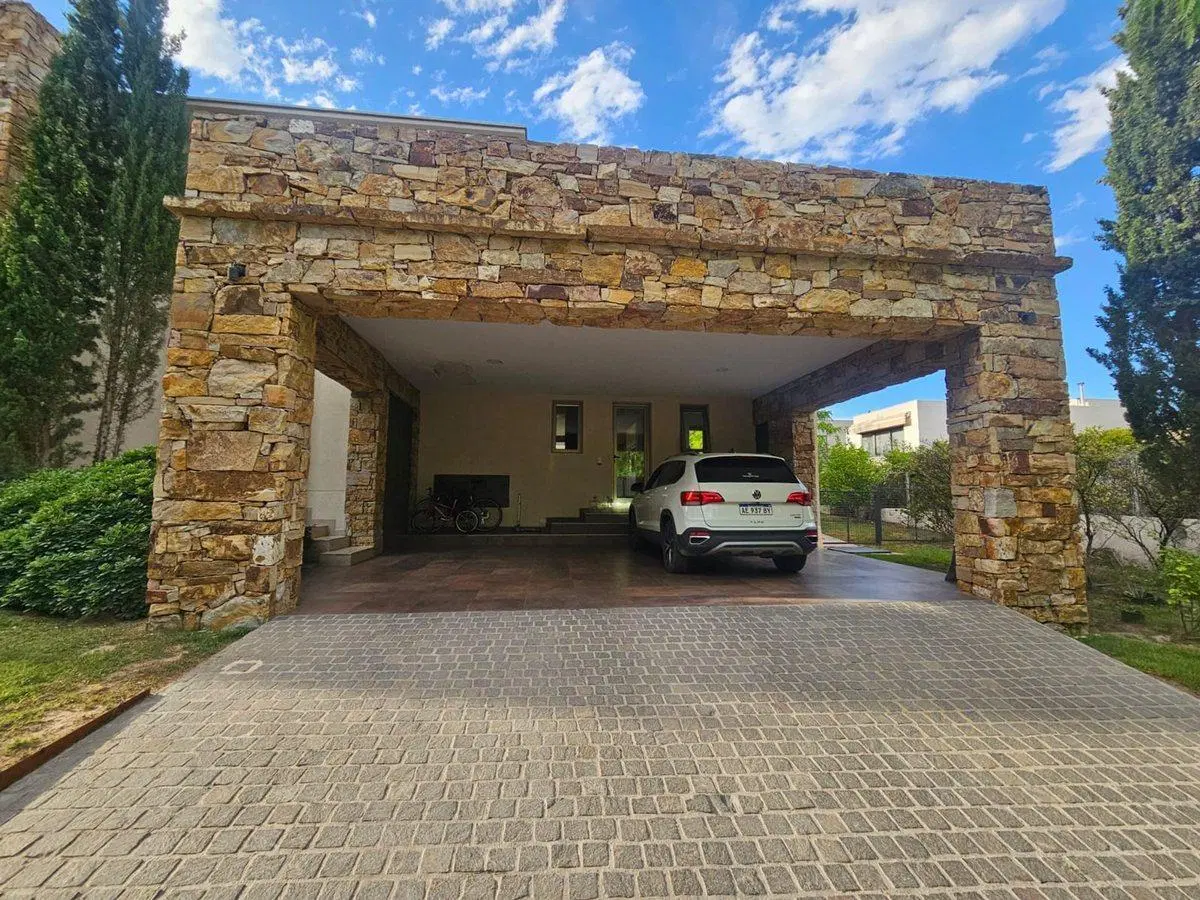 VENTA IMPONENTE CASA DE LUJO EN BARRIO DALVIAN MDZ 5