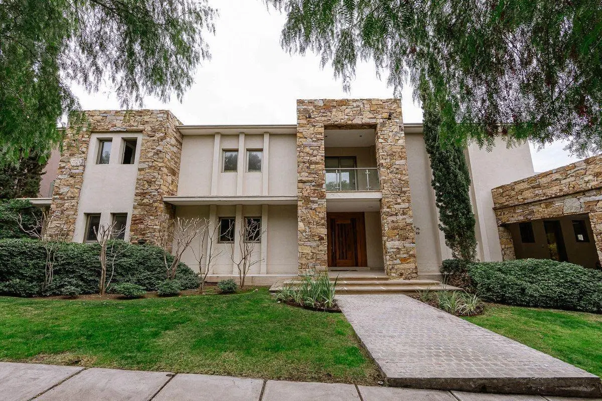 VENTA IMPONENTE CASA DE LUJO EN BARRIO DALVIAN MDZ 3