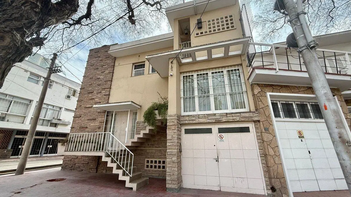 casa amplia 3 plantas en venta ciudad Mendoza 4