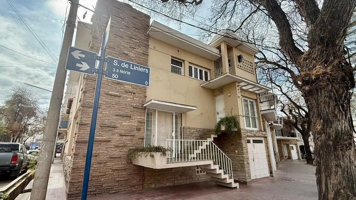 casa amplia 3 plantas en venta ciudad Mendoza 8