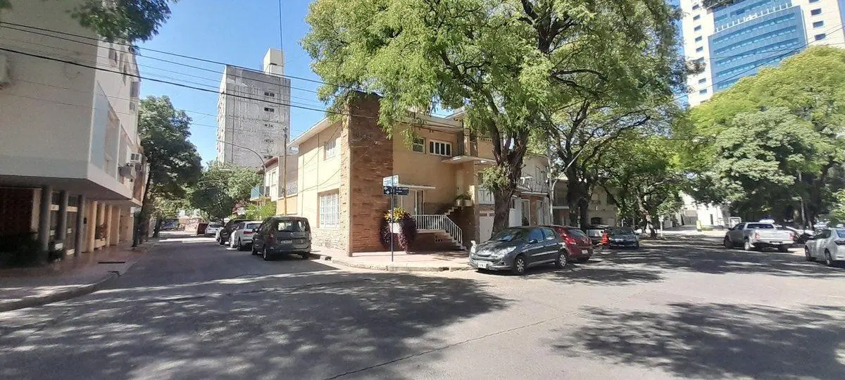 casa amplia 3 plantas en venta ciudad Mendoza 5