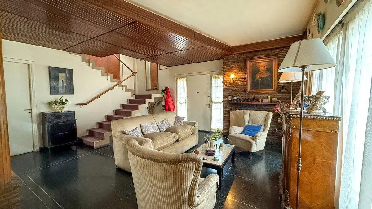 casa amplia 3 plantas en venta ciudad Mendoza 2