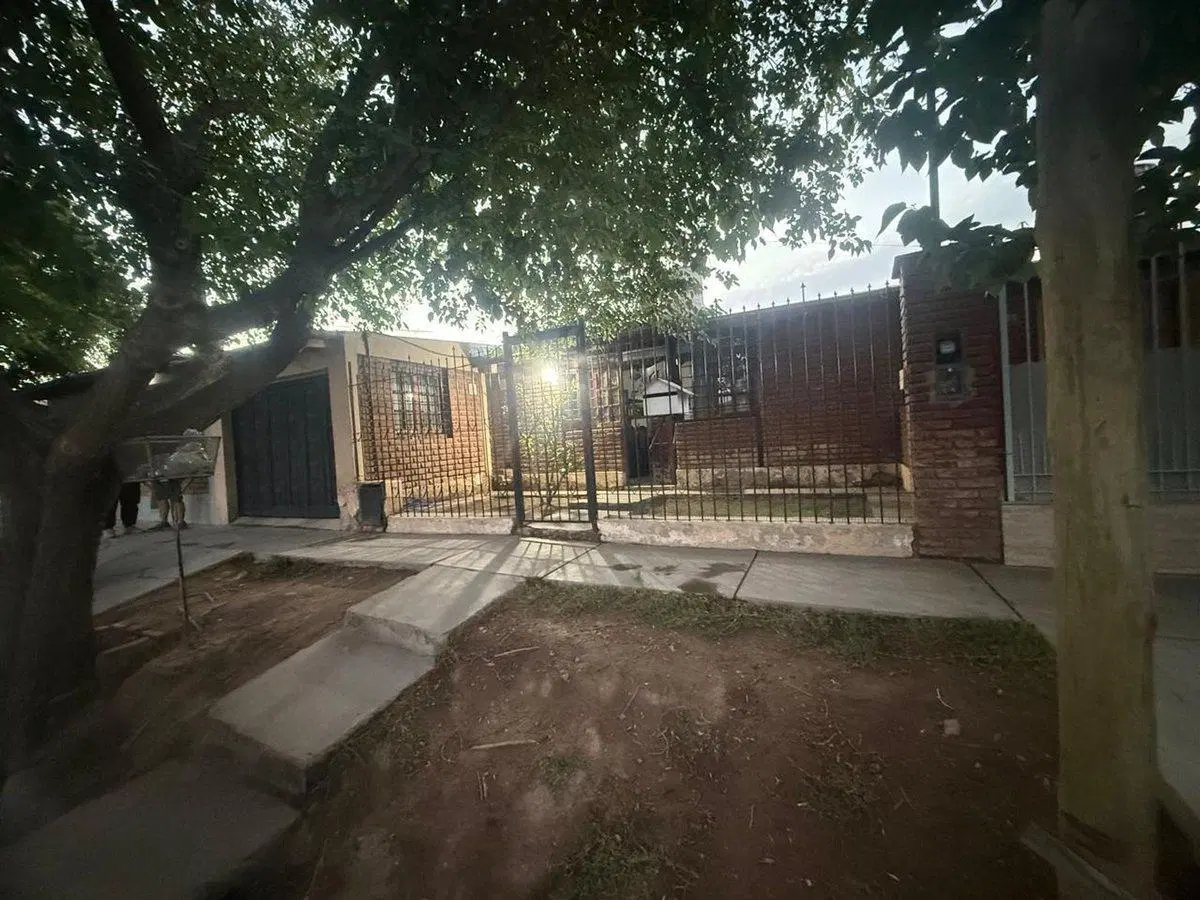 CASA TRES DORMITORIOS EN VENTA GLLEN JARDIN COCHER 2