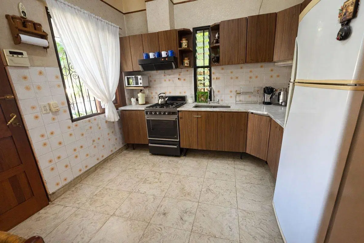 VENTA CASA 5 AMBIENTES BARRIO SANTA ANA 5