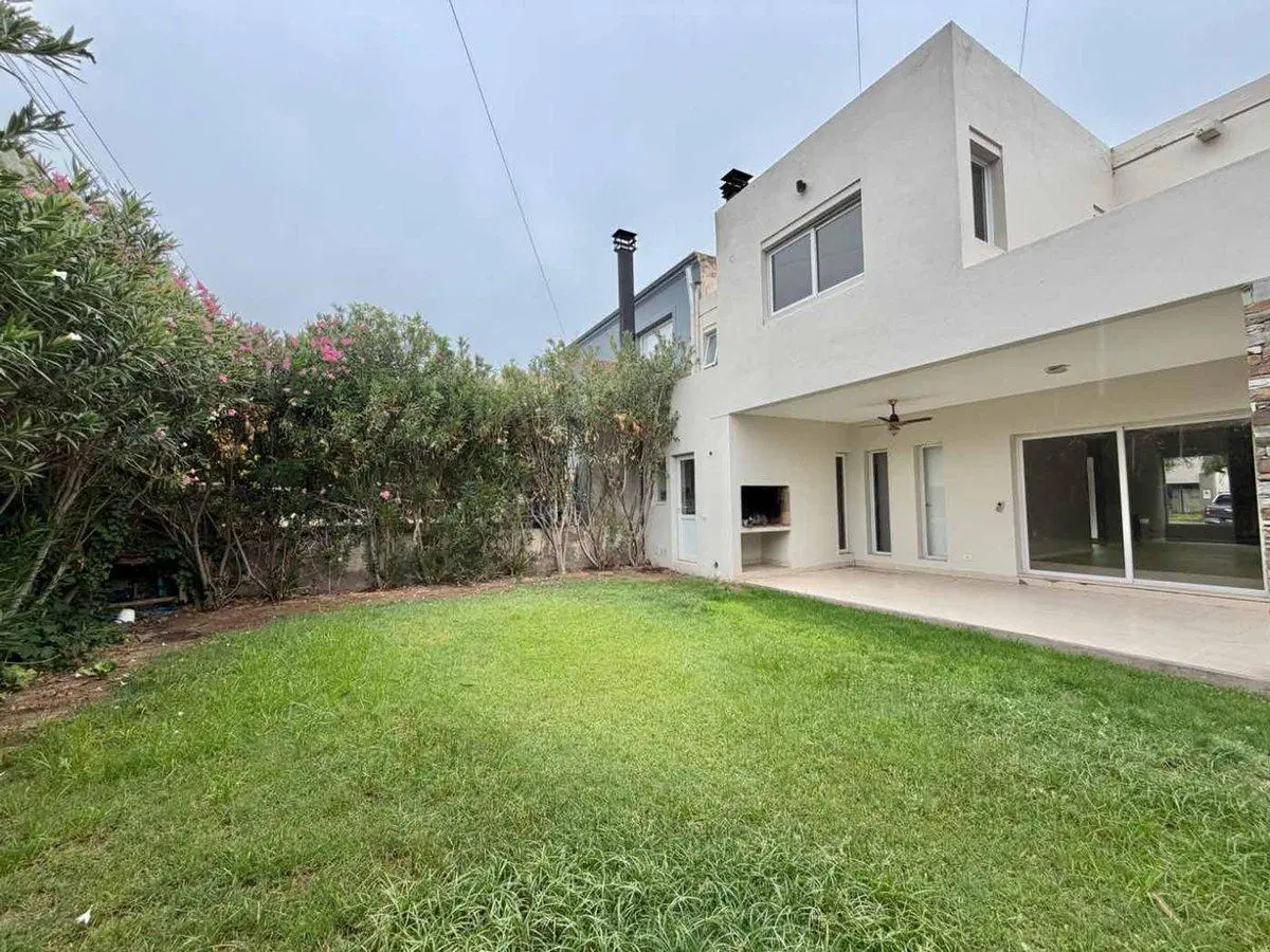 Casa en Venta B° Dalvian 3 Dormitorios 4