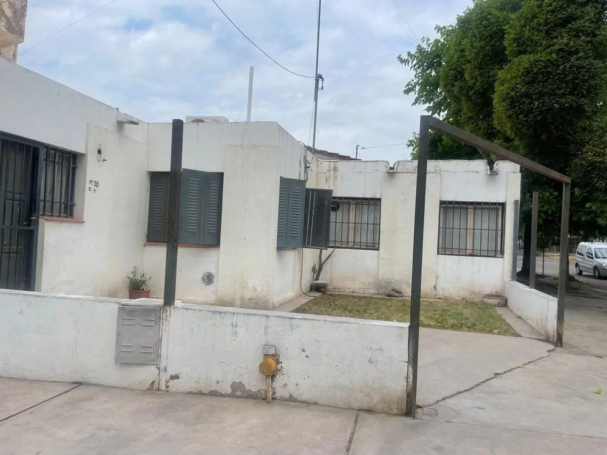 VENTA CASA 4 DORMITORIOS  BARRIO MUNICIPAL 2