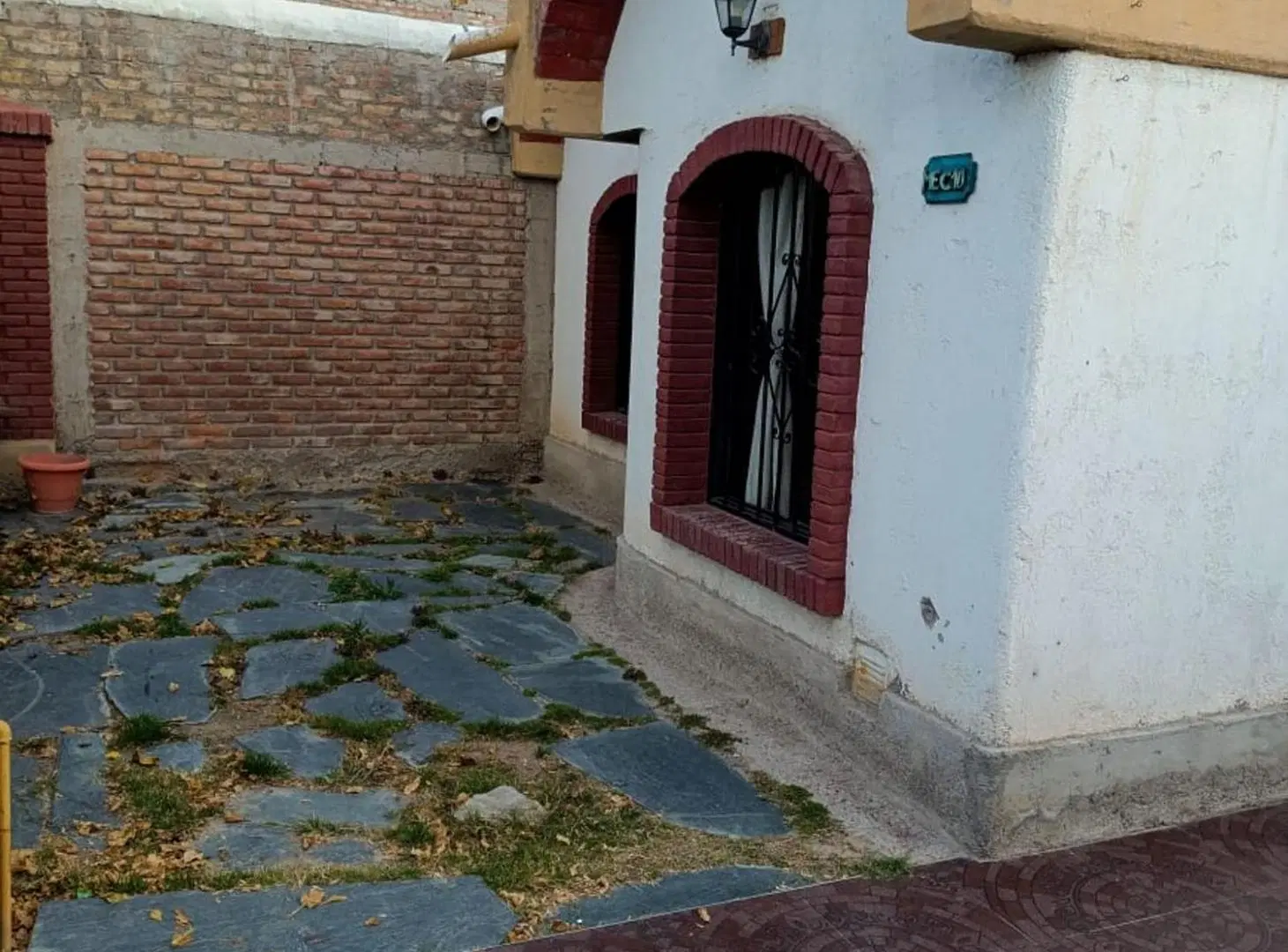 CASA EN VENTA EL CHALLAO  2 DORM, PATIO Y COCHERA 3