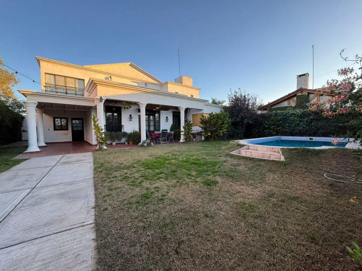 CASA 6 AMBIENTES EN VENTA EN GUAYMALLEN CON PILETA 3