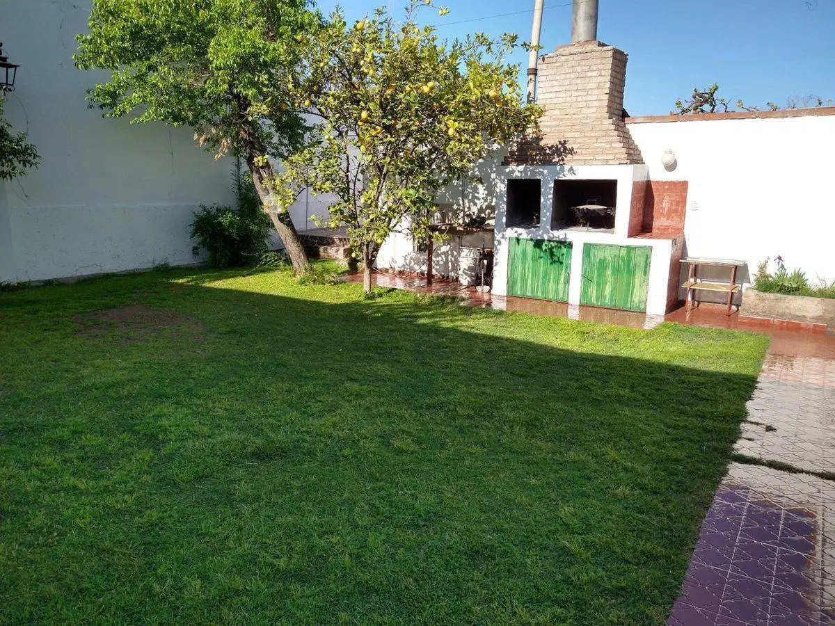 VENTA CASA 4 DORMITORIOS Y COCHERA EN GODOY CRUZ 5