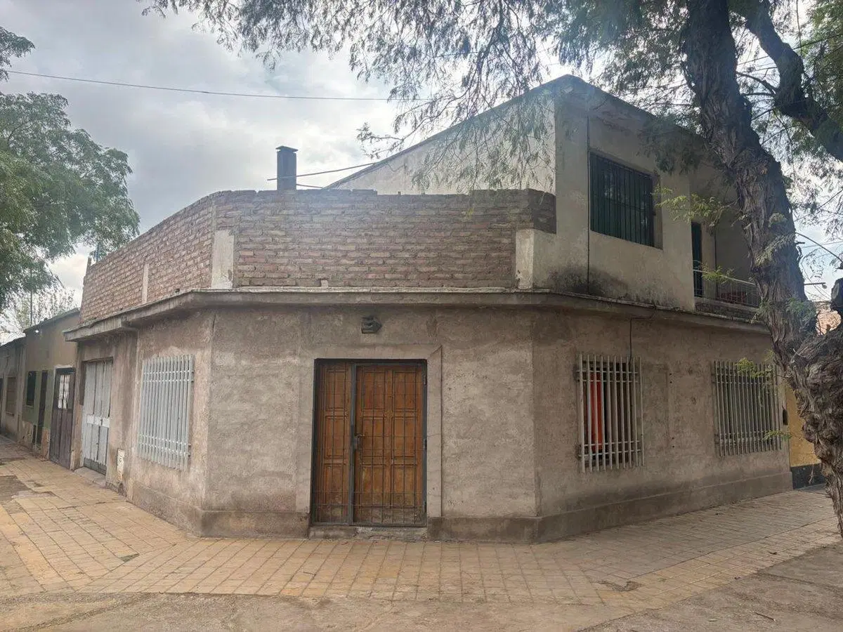 Venta casa esquina 2 plantas a reciclar Las Heras. 3