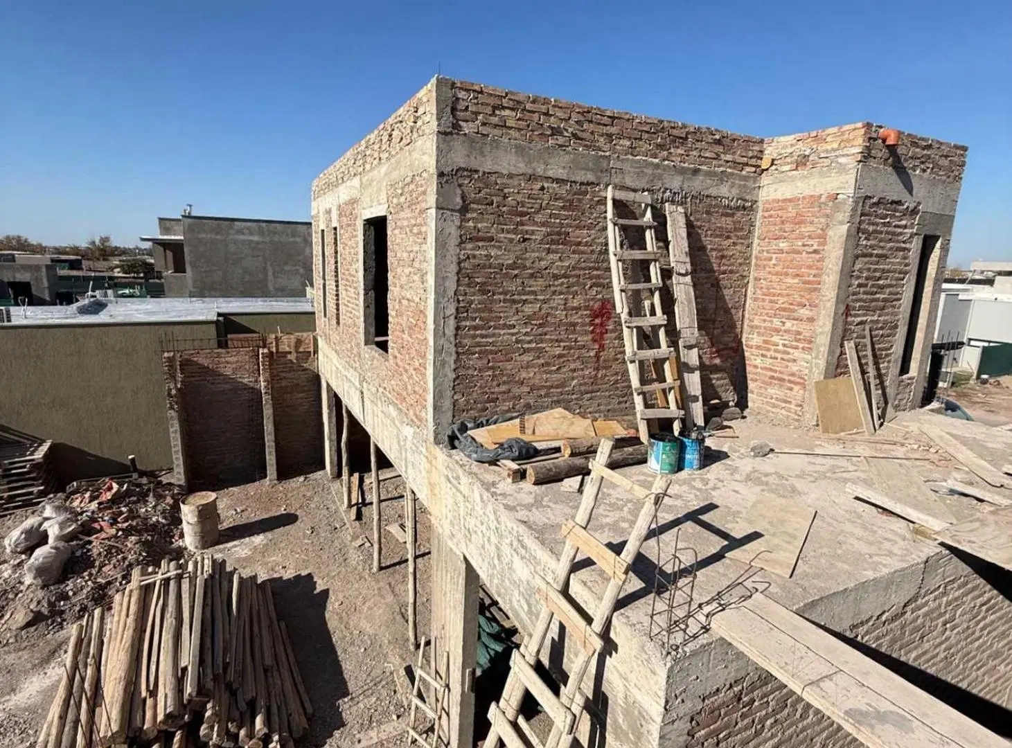 Casa en pozo 3 dormitorios B° privado Las Retamas 2